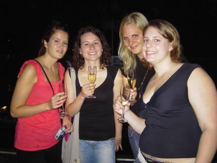 Christina, me, Eva und Frederike beim free Champagne testing