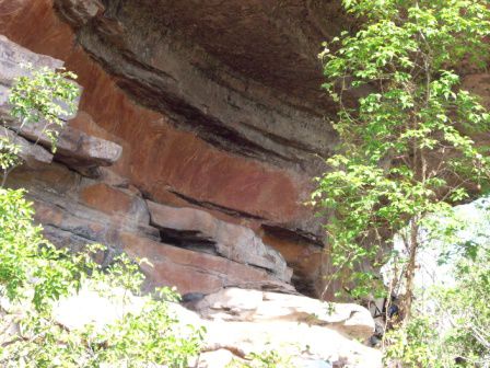 Galerie von Aboriginies Malereien (rote Felsstreifen), die immer wieder uebermalt wurden und somit aus 10-15 Schichten bestehen
