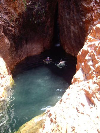 Rockhole am Top des Tolmer Falls