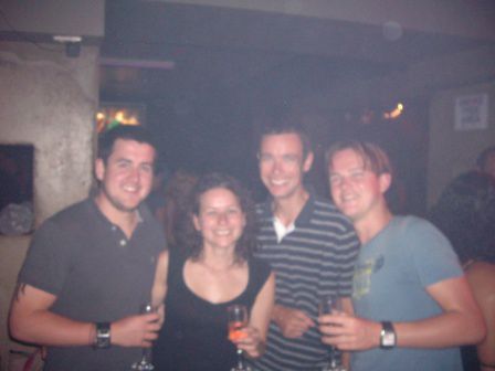 Die letzten Ueberlebenden
Michael, me, Richard and Lars
(3 damen fehlen auf dem Bild, da die in der Nacht geflogen sind)