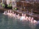 Die gruppe unterm Wasserfall im Circular Pool