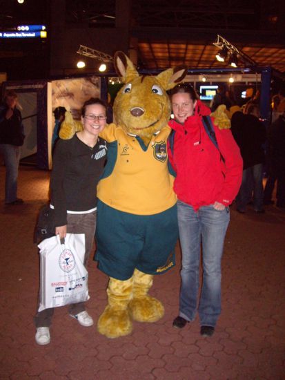 Posieren mit dem Wallabie Maskottchen