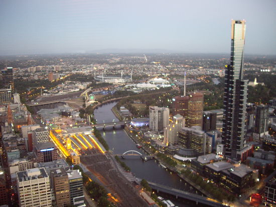 nochmal Melbourne von oben, aber bei Daemmerung