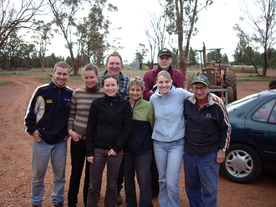 v.l.: Pete, Anne, Jodie´s Dad, meinereins, Jodie´s Mum, Jodie, Clint und Pop (zu dt: Opa)