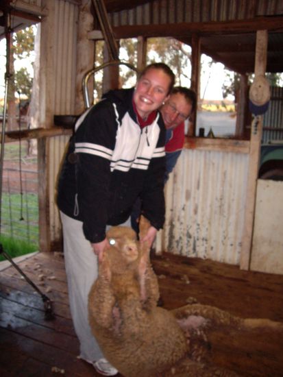 Anne beim Schafe zugeben