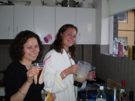 Anne und ich beim Schoko-Cocktail mixen