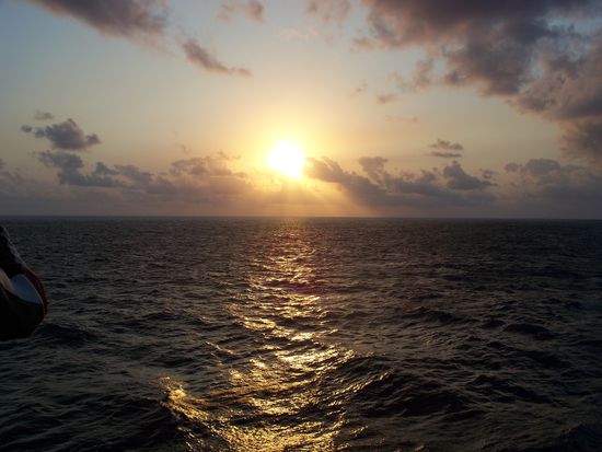 Den Sonnenuntergang vom Boot aus zu betrachten war besonders schoen...