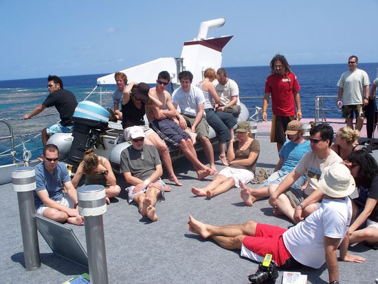 Wir hoerten ganz gespannt und aufgeregt dem Tauchbriefing zu