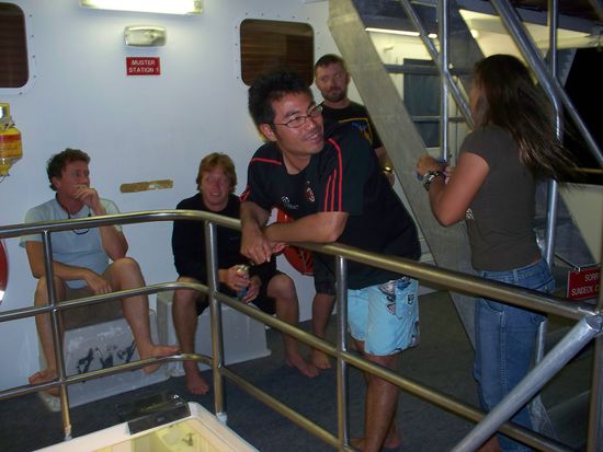 Beim Wellengang der Staerke 7 (0-10 und 10 ist die hoechste Staerke!!!) trafen sich die meisten auf dem Middeck, da sowieso niemand schlafen konnte und man hier wenigstens frische Luft schnappen konnte. Das Sundeck darueber war gesperrt, und das Deck darunter auch kein guter Aufenthaltsort, da es vor kam, dass man von einer ueberschwappenden Welle platschnass wurde (habe ich am eigenen Leib erfahren...)