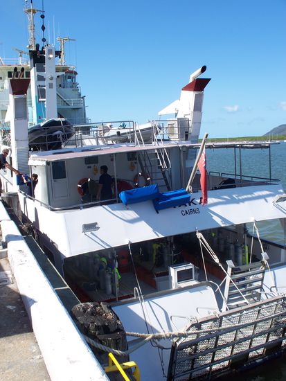 ganz unten befand sich die Tauchausruestung und die Tanks, hier bereiteten wir uns immer zum tauchen vor. Auf der gleichen Ebene war auch der Speise- und Aufenthaltsraum, ein Deck weiter unten befanden sich die Minischlafraeume, ungefaehr 1 Quadratmeter zum stehen...ich teilte mir das "Zimmer" mit Hemmi einem Israeli. Das Middeck (rote Fahne) war Treffpunkte, wenn der Wellengang hoeher war und die Seekrankheit drohte...und ganz oben befand sich das Sundeck, hier sonnten wir uns nach den Tauchgaengen, genossen den tollen Ueberblick uebers Reef oder beobachteten Delphine und die Flying Fishes, welche uns bei den Ueberfahrten zum naechsten Reef oftmals begleiteten