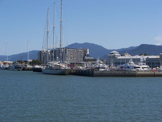 wir verliessen den Hafen...am Anfang war es ein ganz komisches Gefuehl an Bord zu sein, alles schwankte und bewegte sich, aber ich habe mich zum Glueck sehr schnell daran gewoehnt und wurde nie seekrank.