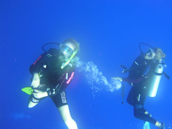 Halina und ich im weiten blauen Ozean nach der Haifuetterung und auch wenn im Hintergrund keine Haie zusehen sind, es wimmelte immernoch so von ihnen und gab uns schon ein bisschen ein mulmiges Gefuehl...Normalerweise greifen diese Haie den Menschen nicht an, aber es kam trotzdem schon vor...(sowie es auch verrueckte Menschen gibt, gibt es auch verrueckte Haie...)