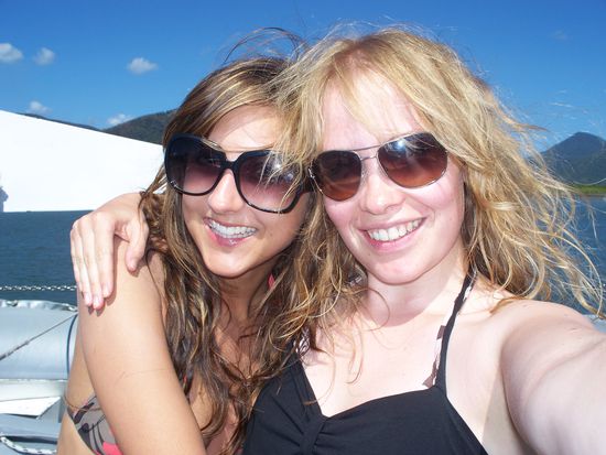 Holly und ich auf dem Sundeck, sie war mit ihren 2 Bruedern und ihrer Mutter (kommen aus Tasmanien) auf dem Boot und studiert an der Goldkueste zwischen Brisbane und Sydney. Wenn es die Zeit zulaesst, werde ich ihr in meiner letzten Woche einen Besuch abstatten.