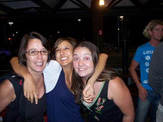 Holly, ihre Mutter und Sara, ganz rechts ist Gerry, einer unserer Dive Instructors.