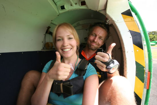 Daumen hoch, die Vorfreude war unbeschreiblich... Mein Tandempartner hiess Marcel, ein Hollaender (ob das wohl gut geht...)