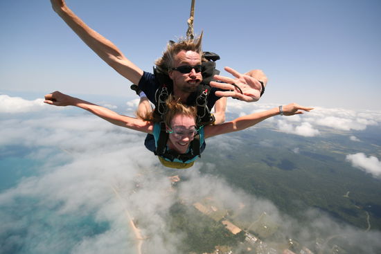 langsam erreichten wir die 5000 feet, hier wuerde Marcel den Schirm oeffnen.