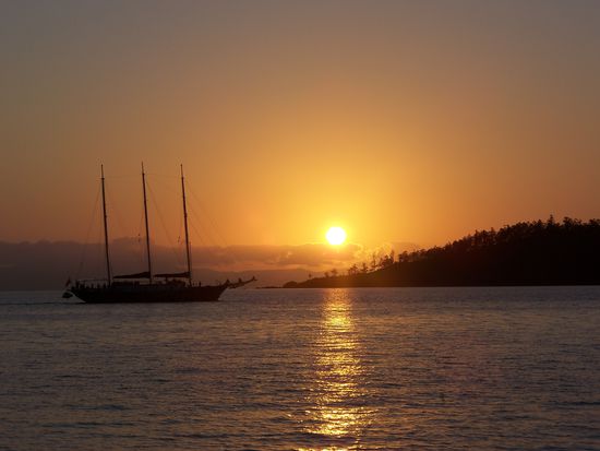 wie im Bilderbuch...gerade im richtigen Moment faehrt ein anderes Segelboot vorbei, der perfekte Moment fuer ein tolles Foto.
