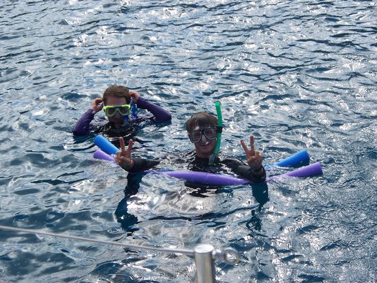 unser Skipper half denen beim Schnorcheln, die sich im Wasser unsicher fuehlten.
