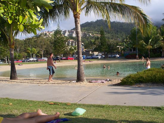 An der schoenen Badelagune von Airlie Beach genossen wir das schoene Wetter, waehrend im Sueden ein heftiger Sturm tobte...