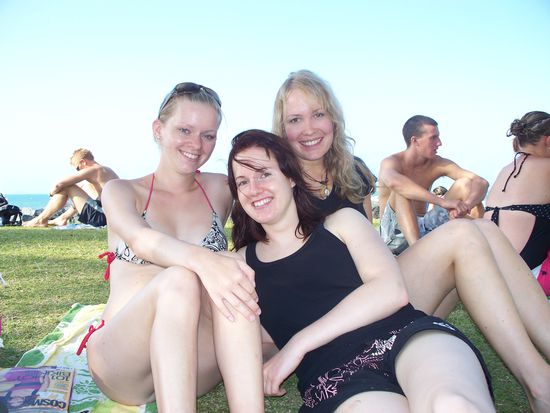Laura und Claudia (von links)...Claudia ist schon das 2. Jahr in Australien, nachdem sie nach 3-monatiger Arbeit (fruit picking) ihr Work und Travel-Visum nochmal um ein Jahr verlaengern konnte.