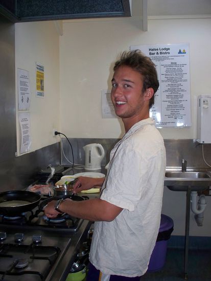 Julian beim Fruehstueck zubereiten.