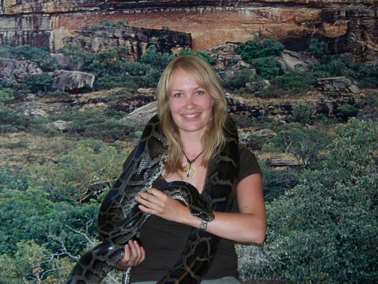 Die kleinere Variante liess ich mir um den Hals legen...finde Schlangen wunderschoene Tiere und sie fuehlen sich echt toll an.