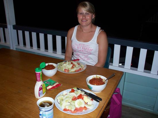 Endlich mal wieder richtiges Essen, sogar mit Salat! Ein herrlicher Genuss! Das ist Julia...