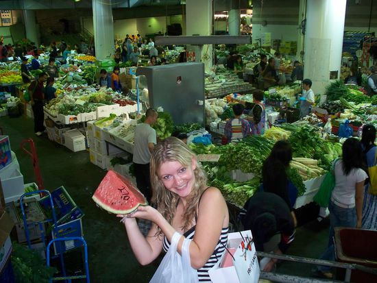 Frisches und sehr guenstiges Obst und Gemuese gab es an diesem Markt (hab leider den Namen vergessen)... nach unserer Schwimmsession kam ein gesundes Fruechte-Fruehstueck gerade recht...