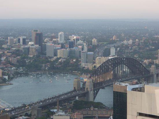 Fantastische Aussicht vom Sydney Tower ueber die Stadt.