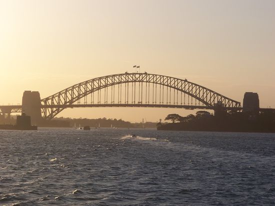 auf dem Rueckweg von Manly zum Circular Quai...die wunderschoene Harbour Bridge