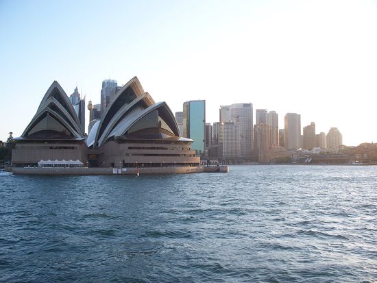 Opera und das Businessviertel im Hintergrund...irgendwie sieht die Oper doch recht schmaechtig aus, oder?