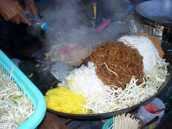 mmhhh, lecker, fuer 20 Baht (knapp 50 Cent) liessen wir unser Abendessen (Pad Thai) frisch zubereiten.