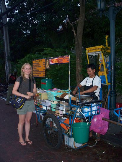 auf der Khao-San-Road stehen unzaehlige Pad-Thai-Verkaeufer in Reih und Glied