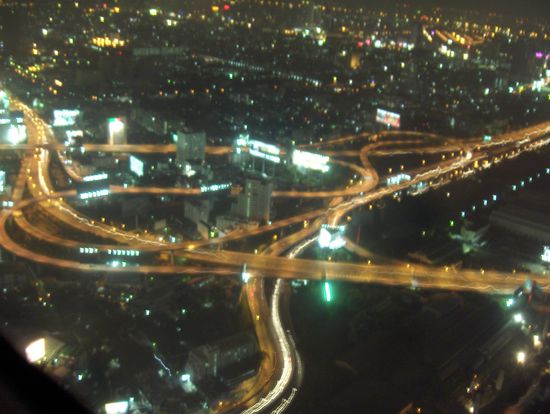 Abends bekamen wir den Geheimtipp, den Tower von Bangkok (weiss leider schon wieder nicht den richtigen Namen...) zu besuchen, da man von hier aus nicht nur nen tollen Ausblick ueber die Stadt hat sondern auch guenstige Cocktails bekommt.