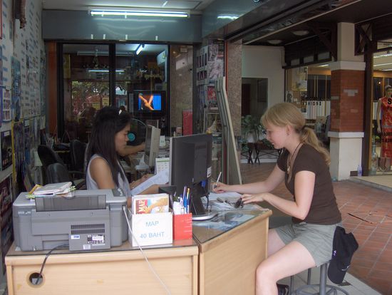 In diesem "Reisebuero" buchten wir unseren Nachtzug nach Chiangmai und beantragten ebenfalls unser Visum fuer Laos.