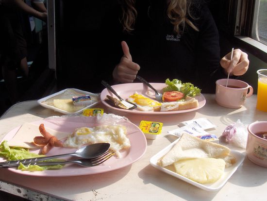 Links im Bilde seht ihr ein verkrueppeltes Wuerstchen...very delicious sag ich da nur... aber der Rest unseres Fruehstuecks im Zug war doch sehr lecker!