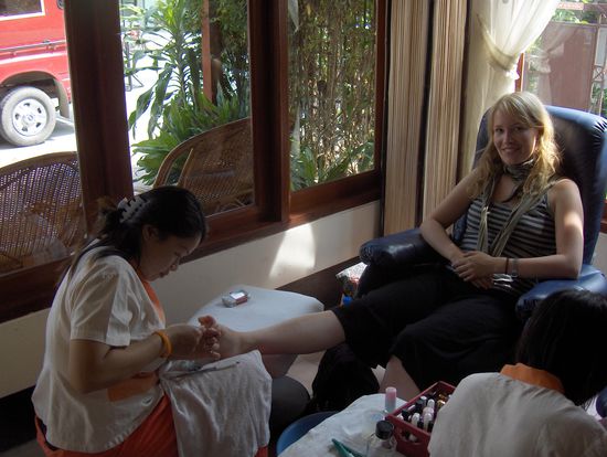 Ihr koennt euch gar nicht vorstellen, was 2-monatiges Backpackerleben und FlipFlopstragen aus meinen Fuesschen gemacht haben. Irgendwann werden die Fusssohlen ganzflaechig braun (Dreck), und selbst regelmaessiges Schrubben bringt da nichts mehr. Eigentlich wollte ich ein Vorher-Nachher-Bild machen, entschied mich dann aber doch dazu euch davor zu verschonen... Die Thaifrau tat mir richtig leid... nach einer langen Behandlung fuehlte ich mich (und auch meine Fuesse) wie frisch geboren...