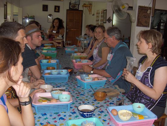 Alles war super organisiert! Fuer jedes Gericht bekam jeder seine einzelnen Zutaten und gemeinsam bereiteten wir Schritt fuer Schritt unsere insgesamt 6 verschiedenen Gerichte zu.