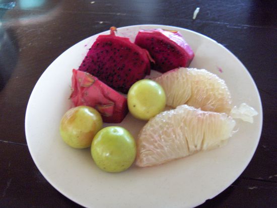Zum Schluss probierten wir diese leckeren typisch thailaendischen Fruechte: Dragon Fruit (lila), Pomelos (schmeckte wie eine suessliche Grapefruit, total lecker), und eine apfelaehnliche Frucht, dessen Namen ich leider schon wieder vergessen habe...