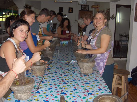 Zum Schluss wurde uns gezeigt wie man selber Currypaste herstellt. Das war zwar ganz interessant, allerdings werde ich auch in Zukunft die Currypaste auf Grund des Aufwands lieber im Asialaden kaufen...
