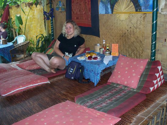 Ein letztes gemuetliches Fruehstueck, bevor wir vom Minibus abgeholt wurden und unseren Tripp nach Laos starteten...