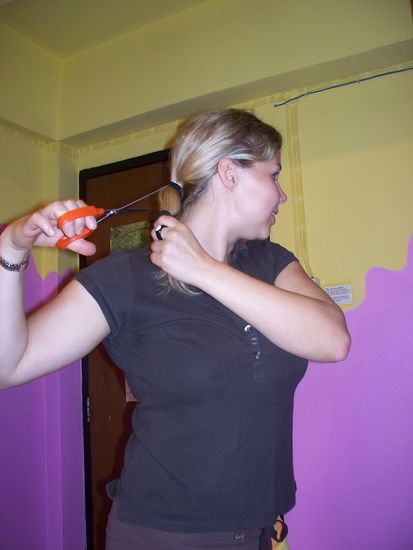 Lange Haare sind als Backpacker einfach unpraktisch! Das dachte sich auch Chris und hat kurzerhand beschlossen ihr Engelshaar zu stutzen...