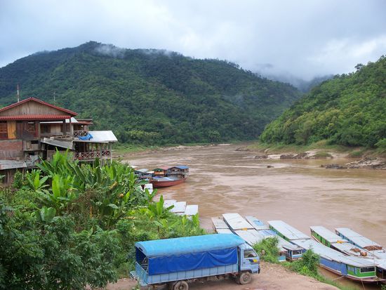 Am naechsten Morgen unseres Zwischenstopps in Pakbeng genossen wir das Fruehstueck und den Ausblick auf den Mekong auf der Terrasse unseres Guesthouses.