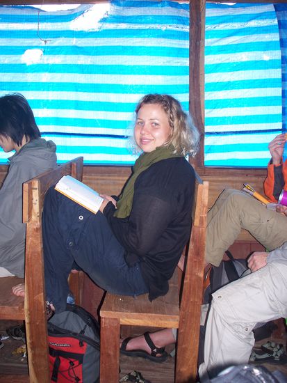 Eingequetscht auf harten Holzbaenken mussten wir 8 Stunden auf unserem Slowboat ausharren, um die erste Etappe unserer Mekongbootsfahrt zu erreichen.