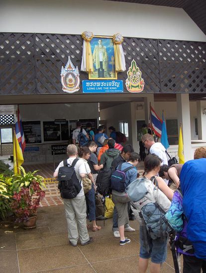 Als erstes mussten wir ans thailaendische Immigration Office...