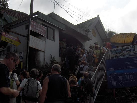 Dann hiess es Anstehen am laotischen Immigration Office und am Money Exchange Schalter...