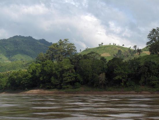 Nachdem der anfaengliche Regen aufhoerte, entschaedigte die wunderschoene Natur von Laos allerdings fuer die Strapazen auf dem Boot...