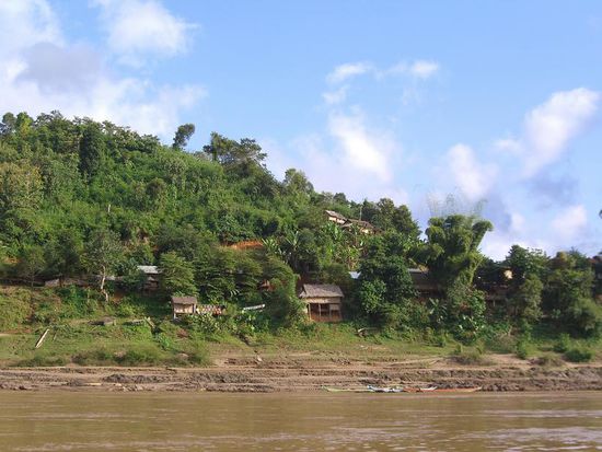 Doerfer am Ufer des Mekongs. So lebt der Grossteil der Laoten.