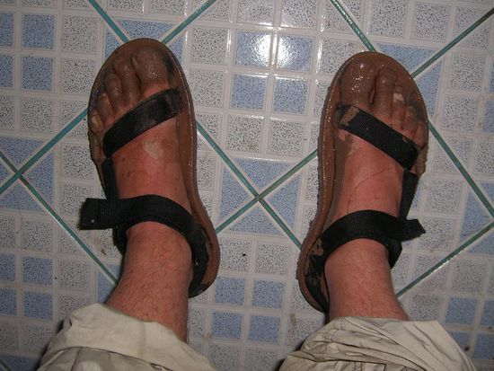 So sahen unsere Fuesse nach unserem Walk durch den Matsch aus (das sind die Fuesse von Andi...)