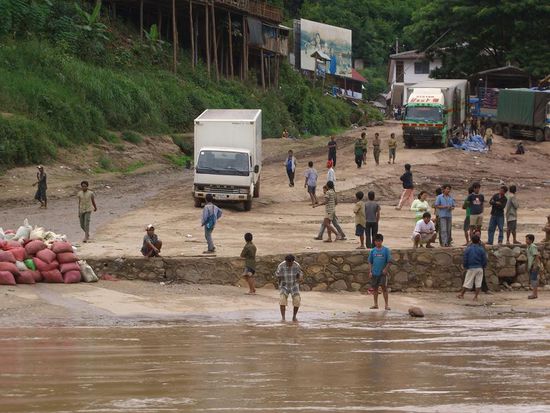 Die Laoten waren sehr neugierig und versammelten sich alle am Ufer, um uns Touris zuzuschauen (man kam sich ein bisschen vor wie der Affe im Kaefig bzw. auf dem Boot...)